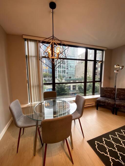 Entire Condo In Heart Of Downtown Ванкувър Екстериор снимка