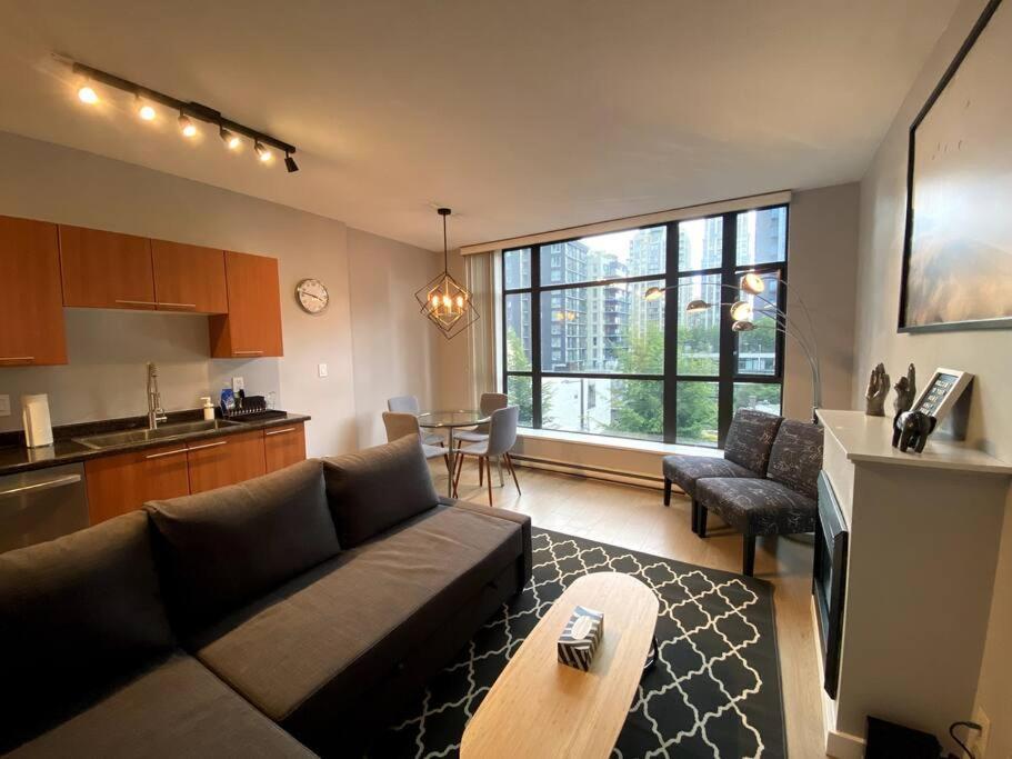 Entire Condo In Heart Of Downtown Ванкувър Екстериор снимка