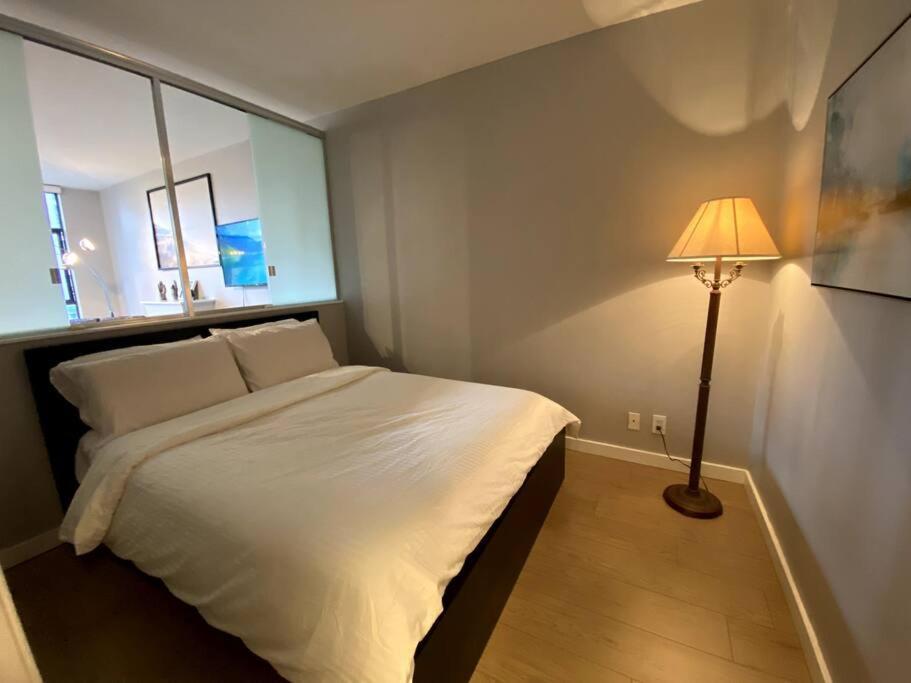 Entire Condo In Heart Of Downtown Ванкувър Екстериор снимка