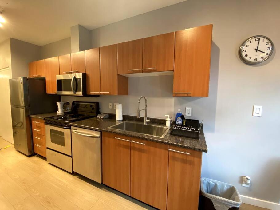 Entire Condo In Heart Of Downtown Ванкувър Екстериор снимка